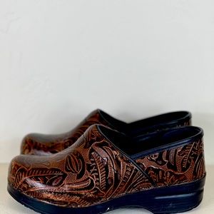 Dansko Brown textured professional clogs 39/8